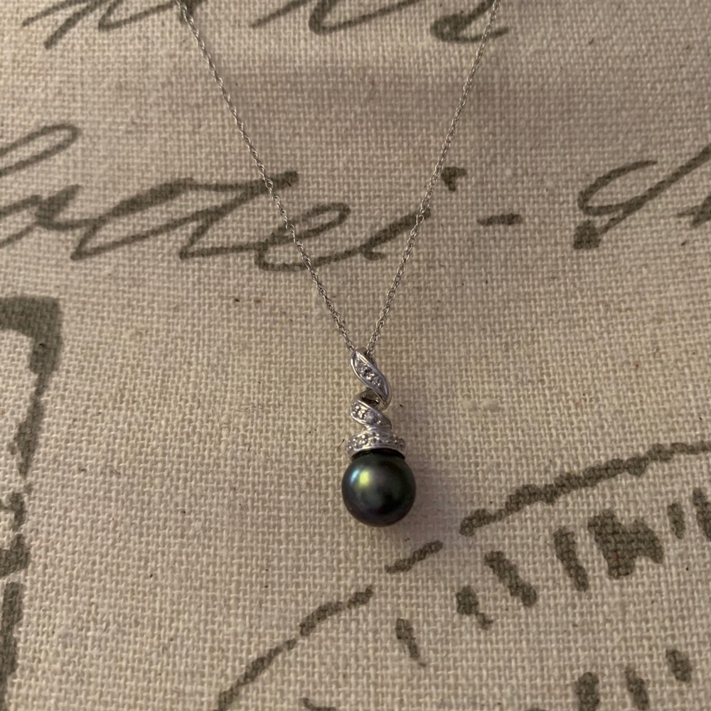 14k white gold black pearl necklace 18”